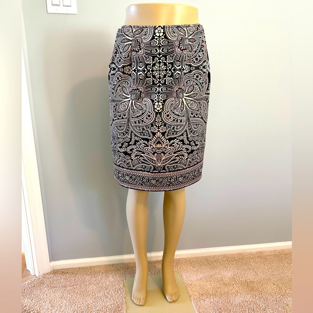 Lovely Valerie Stevens Pencil Skirt Size S Small Black, Cream & Burgundy Pattern